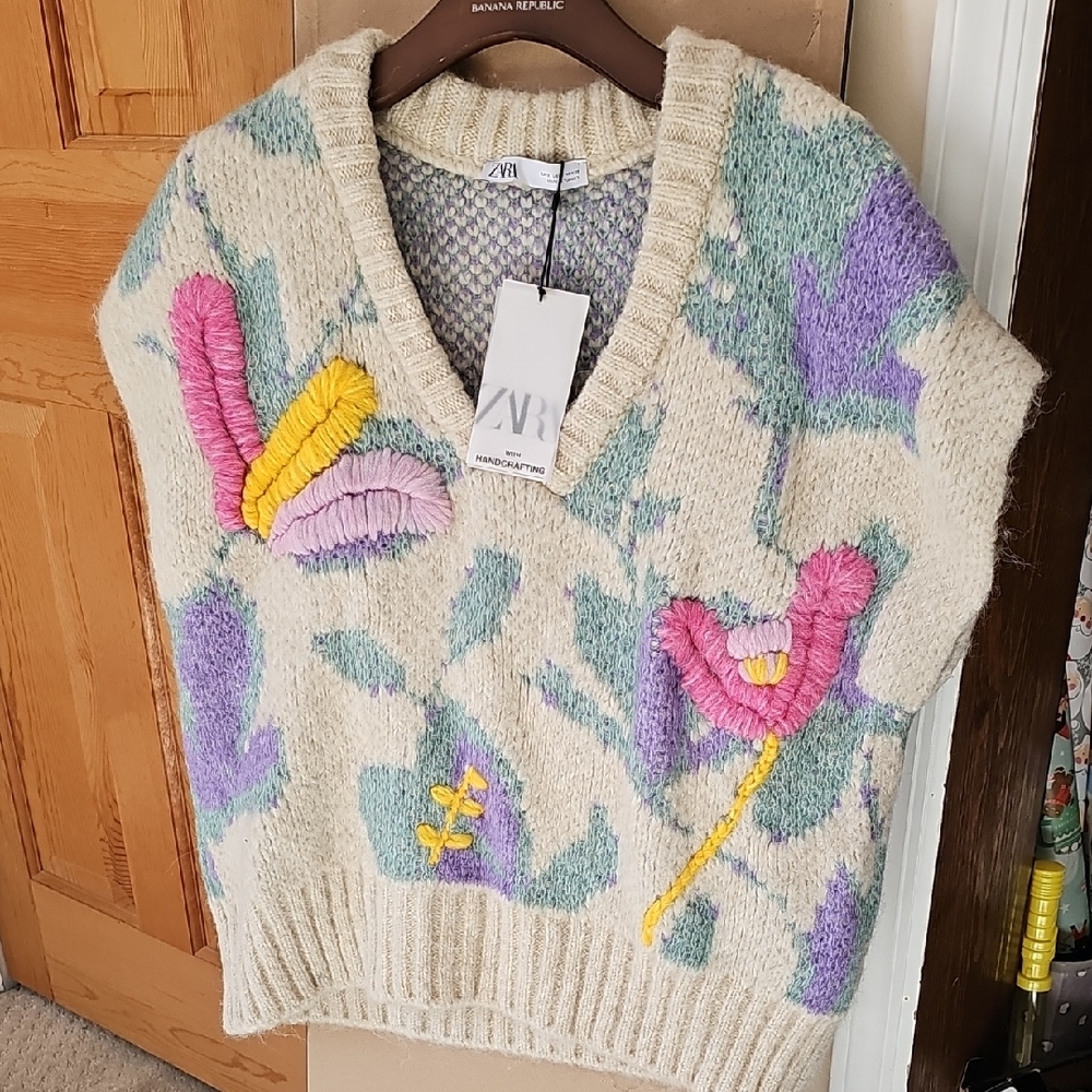 Zara Women's V-Neck Sweater in Cream with Purple and Pink Details NWT